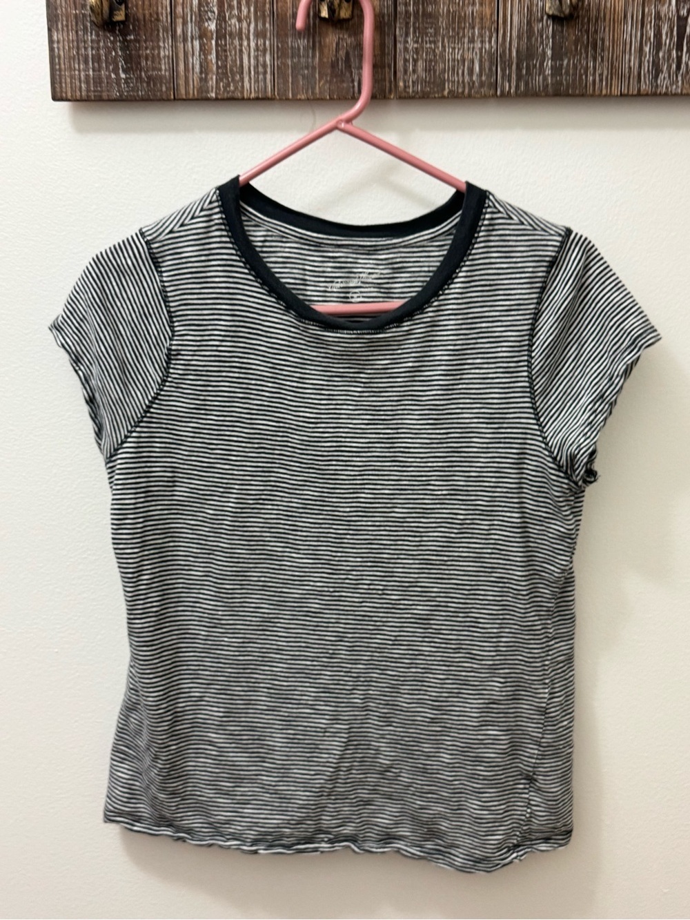 Universal Thread black and white striped crewneck t-shirt medium